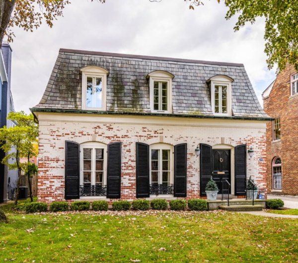 Rumah dengan atap bergaya mansard dan jendela atap yang khas